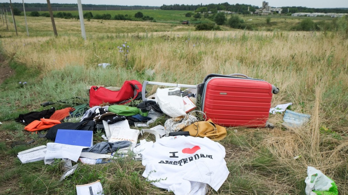 Telegraaf: Έκλεψαν τα κινητά των επιβατών της πτήσης MH17 